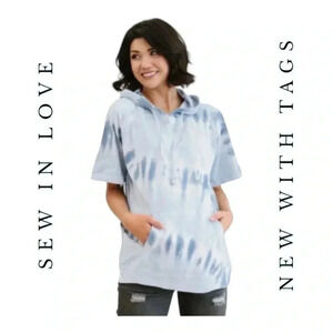 1074. SEW IN LOVE SHORT SLEEVE TOP TIE DYE BLUE IN COLOR POCKET WITH HOOD SM
